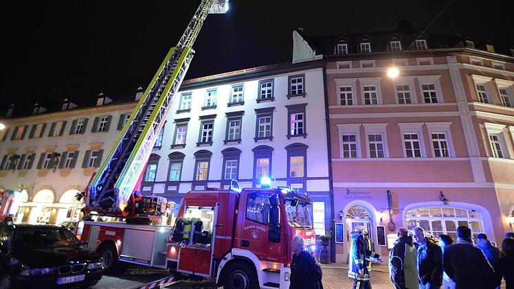 Manche schauen, andere pöbeln und behindern gar, wenn Rettungskräfte im Einsatz sind.  Archivbild: Ronald Rinklef