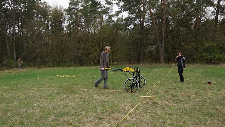 Nils Ostermeier läuft das abgesteckte Raster mit dem Magnetometer ab.Foto: Arkadius Guzy