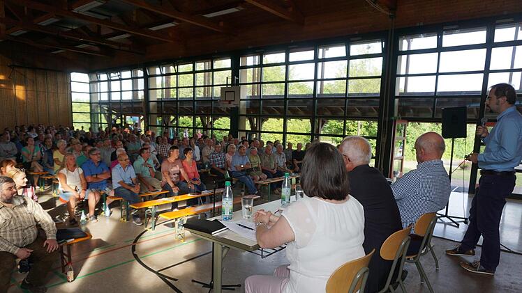 Vor vollen Rängen fand die Bürger-Informationsversammlungen in der Gemeinde Sandberg zum Thema "Nationalpark Rhön" statt.  Foto: Marion Eckert