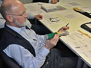 Zweiter Bürgermeister Siegfried Kirchner hat das Glasfaserkabel in der Hand. Es liegt aber nicht allein in seiner Hand, wie sich die Gemeinde Untermerzbach künftig hinsichtlich der Breitbandversorgung mit Glasfaser entscheidet.Helmut Will