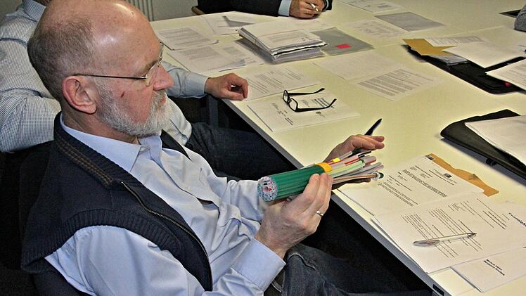 Zweiter Bürgermeister Siegfried Kirchner hat das Glasfaserkabel in der Hand. Es liegt aber nicht allein in seiner Hand, wie sich die Gemeinde Untermerzbach künftig hinsichtlich der Breitbandversorgung mit Glasfaser entscheidet.Helmut Will