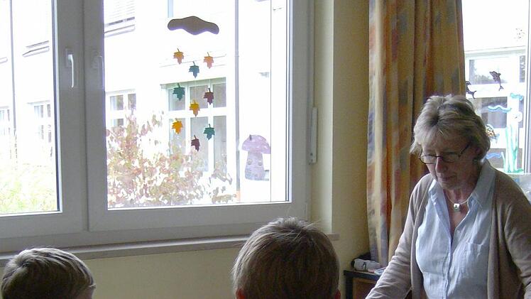 Helga Kammerer mit den Kindern der Mittagsbetreuung. In den Räumen findet auch Ferienbetreuung statt. Foto: Petra Malbrich