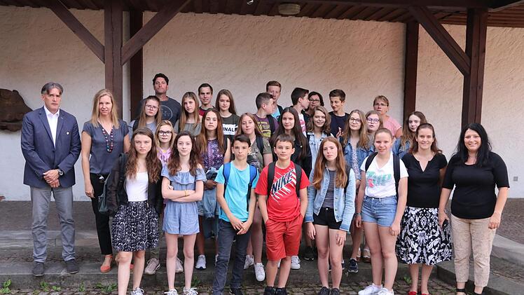 Am Friedrich-Rückert-Gymnasium in Ebern zum zweiten Mal zu Gast. Schülerinnen und Schüler vom College Andrè Malraux aus Trun in der Normandie. Hier beim Besuch der Stadt Ebern im Rathaus. Auf dem Foto (links) Bürgermeister Harald Pascher und von rechts, Heidi Hauguth und Katja Hennig. Foto: Helmut Will