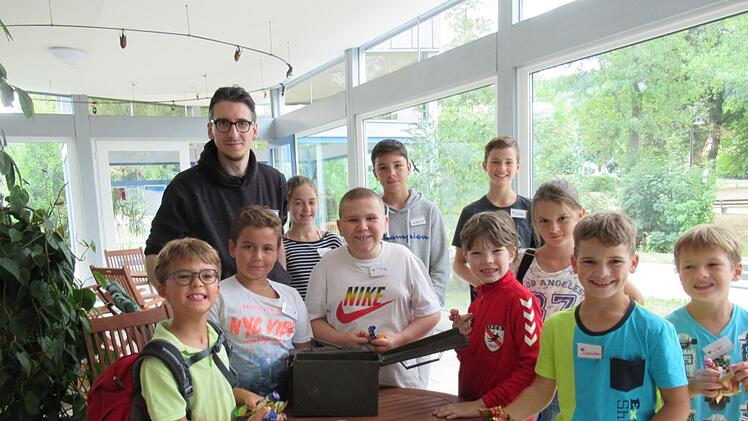 Die Kinder präsentieren sich mit Bibliotheksleiter Jan Marberg und den Überresten der geplünderten Schatztruhe.  Foto: Kulturbüro Bad Brückenau