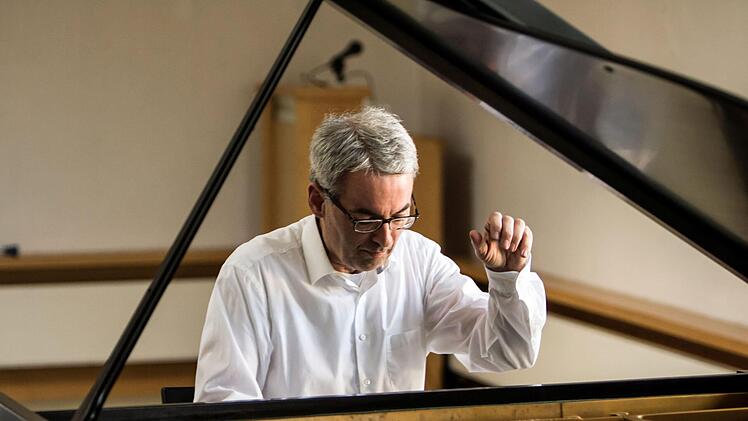 Virtuoser Tastenkünstler und begeisternder Musikerklärer: Der Pianist Markus Becker beeindruckte sein Publikum im Kunstverein.Foto:Jochen Berger