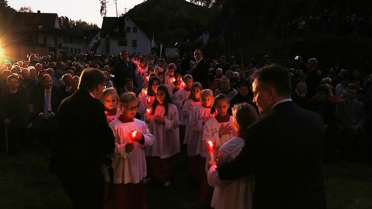 Die Ministranten ziehen zum Zapfenstreich ein. Foto: Franz Galster