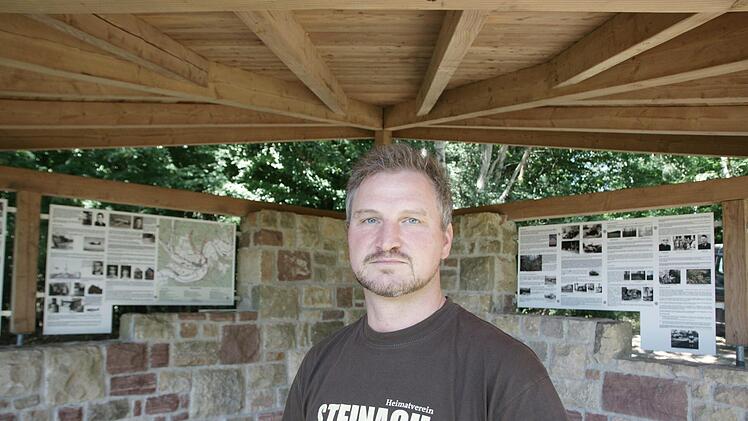 Frank Schmitt an einem weiteren Steckenpferd des Vereins - der Wanderschutzhütte,  die gleichzeitig eine Gedenkstätte für den Kampf um Steinach 1945 darstellt Foto: Steffen Standke