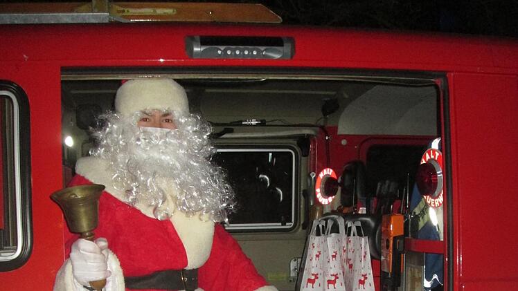 St. Nikolaus aus dem Feuerwehrhaus. Ein bisschen anders als üblich kam der Weihnachtsmann in Obereschenbach diesmal mit dem Feuerwehrfahrzeug. Foto: Winfried Ehling