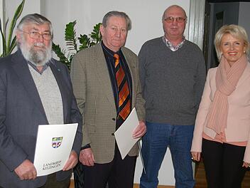 Robert Endres, Richard Veit und Edmund Beuerlein wurden für ihren unermüdlichen Einsatz für Pflanzen und Tiere von Landrätin Tamara Bischof ausgezeichnet. Foto: Müller