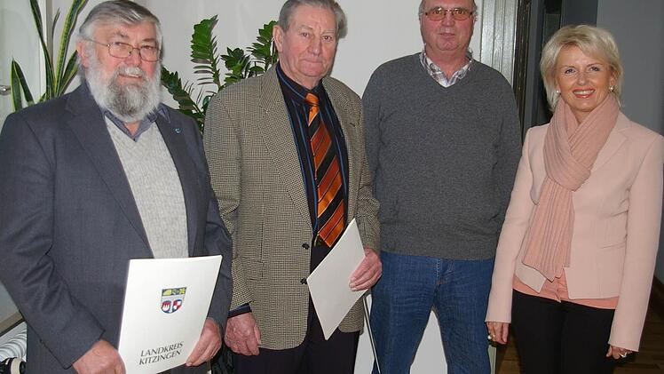 Robert Endres, Richard Veit und Edmund Beuerlein wurden für ihren unermüdlichen Einsatz für Pflanzen und Tiere von Landrätin Tamara Bischof ausgezeichnet. Foto: Müller