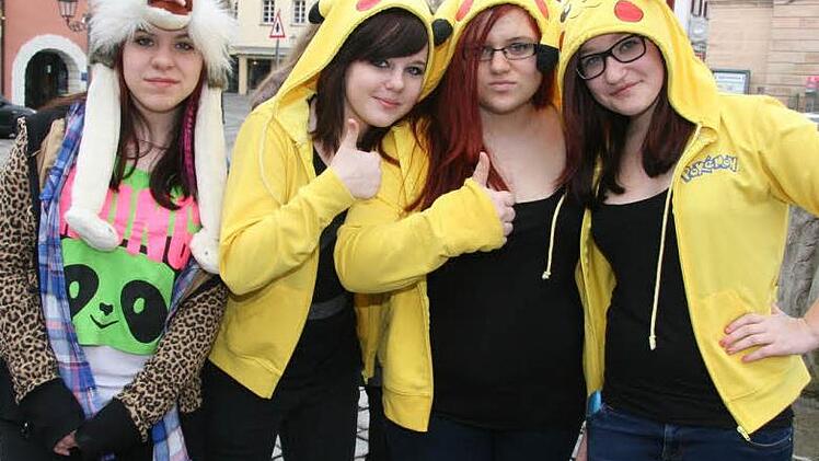 Der Wolf und die Pokemons: Marina, Jacqueline, Lea und Celina wollten einfach ihren Spaß. "Wir haben die Einladung aus dem Internet", verraten die vier Girlies und kichern sich kaputt