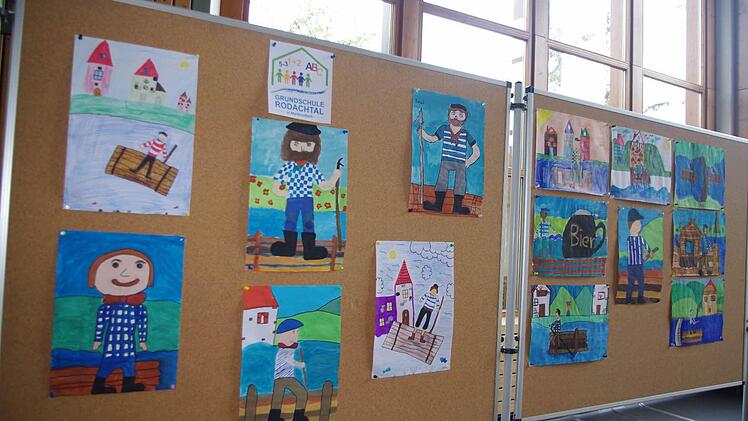 Die Schulkinder stellten selbst gemalte Bilder über die Flößerei aus.  Foto: Heike Schülein