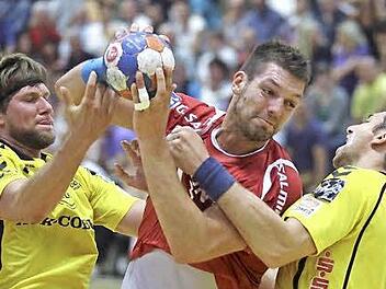 Mächtig zugepackt haben in dieser Szene die beiden Coburg Rhiem und Vitek (rechts). Und das war auch nötig, denn die Erstligaspieler aus Melsungen zeigten Stehvermögen. Foto: Friedhelm Eyert
