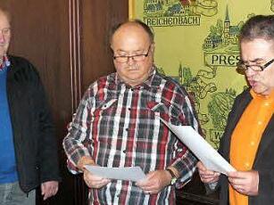 Bürgermeister Siegfried Beyer (rechts) vereidigte Werner Kern (Mitte) als Feldgeschworener. Mit im Bild der Pressecker Feldgeschworenenobmann Werner Gareis. Foto: Klaus-Peter Wulf