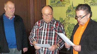 Bürgermeister Siegfried Beyer (rechts) vereidigte Werner Kern (Mitte) als Feldgeschworener. Mit im Bild der Pressecker Feldgeschworenenobmann Werner Gareis. Foto: Klaus-Peter Wulf