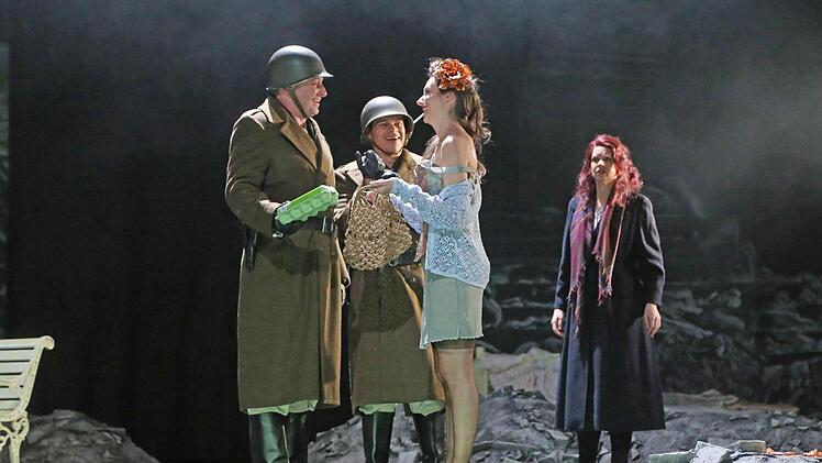 Szene aus der Neuinszenierung von "La Bohème" am Landestheater CoburgFoto: Henning Rosenbusch