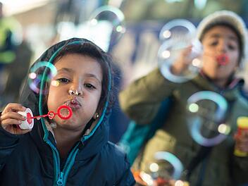 Der Landkreis Bad Kissingen rechnet im kommenden Jahr mit einem deutlich wachsend Haushalt auf Grund der Flüchtlinge. Unser Bild zeigt zwei Flüchtlingskinder aus dem Irak.  Foto: Patrick Pleul/dpa