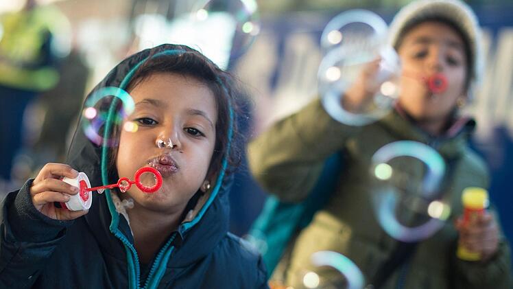 Der Landkreis Bad Kissingen rechnet im kommenden Jahr mit einem deutlich wachsend Haushalt auf Grund der Flüchtlinge. Unser Bild zeigt zwei Flüchtlingskinder aus dem Irak.  Foto: Patrick Pleul/dpa