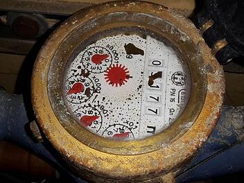Ein betagtes Stück: Die Wasseruhr von Dieter Sachs aus Neuenmarkt hat den Eich-Zenit seit 18 Jahren überschritten. Ausgetauscht wurde der Zähler von der Gemeinde erst, als Sachs den Fehler monierte. Foto: privat