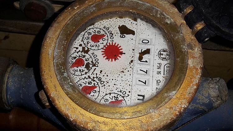 Ein betagtes Stück: Die Wasseruhr von Dieter Sachs aus Neuenmarkt hat den Eich-Zenit seit 18 Jahren überschritten. Ausgetauscht wurde der Zähler von der Gemeinde erst, als Sachs den Fehler monierte. Foto: privat