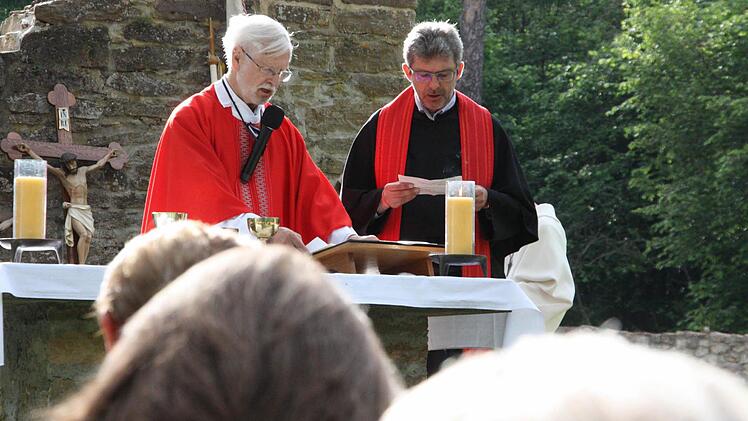 Gottesdienstfeier an der Kirchenruine Michelsberg. Foto: Arnold Nöth