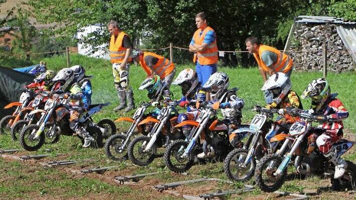 Die Nachwuchsfahrer lauern auf das Startsignal.