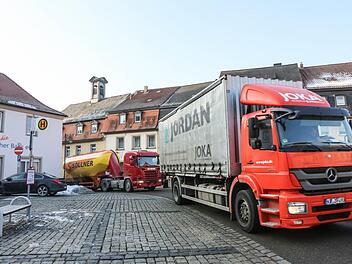 Täglich brummen viele Lastwagen durch Stadtsteinach. Im Begegnungsverkehr wird es eng und für Fußgänger oft gefährlich. Foto: Barbara Herbst