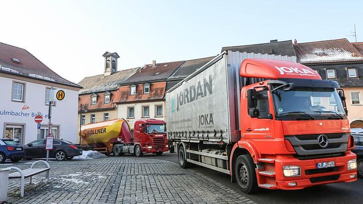 Täglich brummen viele Lastwagen durch Stadtsteinach. Im Begegnungsverkehr wird es eng und für Fußgänger oft gefährlich. Foto: Barbara Herbst