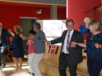 Am Ende der Preisverleihung hielt es die Gäste nicht mehr auf den Stühlen: Die Schirmherren Paul Beinhofer (links), Erwin Dotzel (2. Von rechts) und die gastgebende Schulleiterin Susanne Vodde (rechts) beim Tanz zu den Klängen Band "Rojava", gegründet von unbegleiteten minderjährigen Flüchtlingen. Foto: Sabine Weinbeer