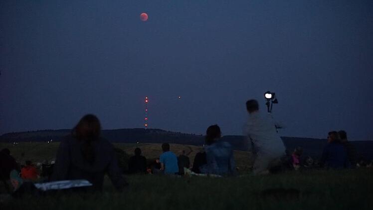 Da ist er! Mit Teleobjektiv und Ferngläsern hatten sich die Menschen ausgerüstet, um den Blutmond zu beobachten. Foto: Marion Eckert