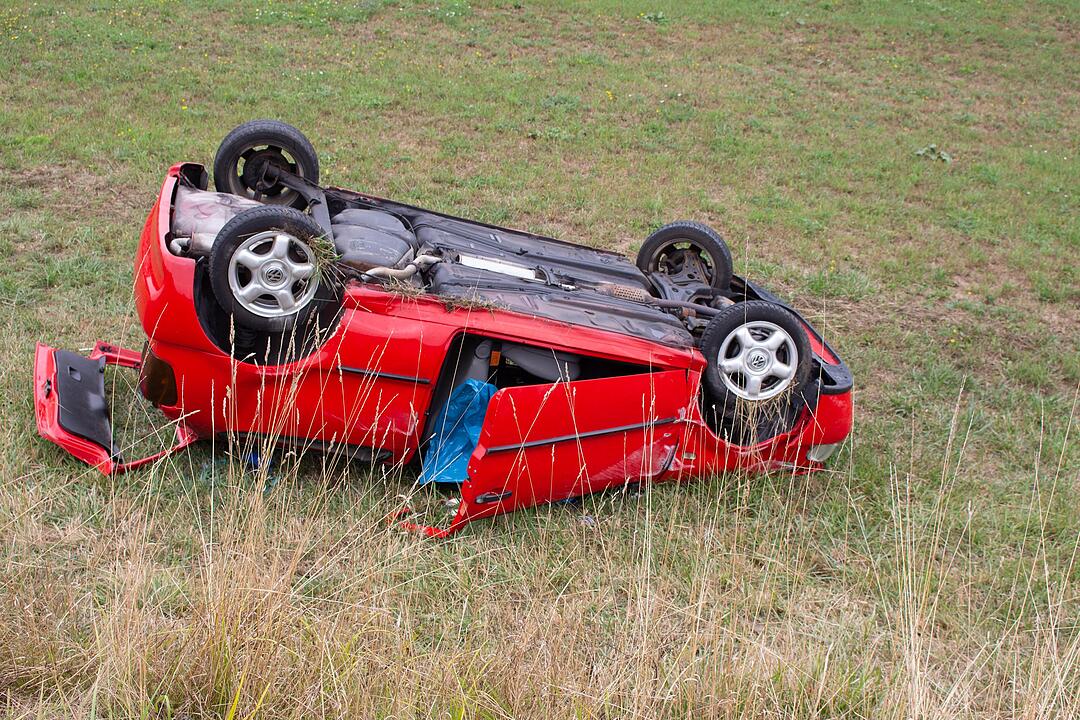 Bei Herzogenaurach: Auto überschlägt sich - Fahrer muss befreit werden