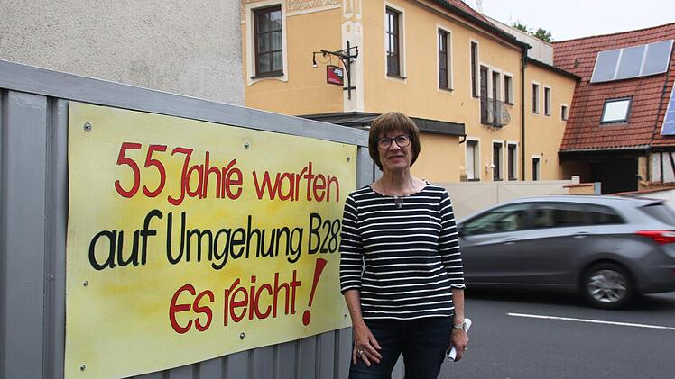 Anita Haub wohnt  an der Hauptstraße. Sie hofft, dass endlich die Ortsumgehung gebaut wird. Kerstin Väth