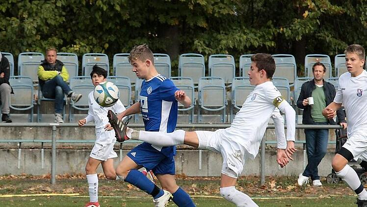 Luca Auer (wei&szlig;es Trikot) will in die Fu&szlig;stapfen von Stefan Kie&szlig;ling und Marius Wolf treten: Er l&auml;uft k&uuml;nftig f&uuml;r den Nachwuchs des Zweitligisten 1.FC N&uuml;rnberg auf. Fotos: sportpress/Archiv