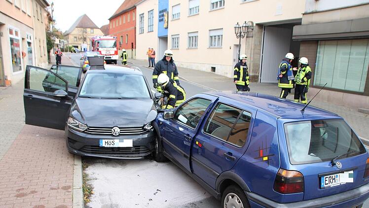 Die Brückenstraße musste wegen eines Unfalls  gestern zur Mittagszeit gesperrt werden. Der Fahrer des dunkelblauen Golf fuhr bergaufwärts   in Richtung Schillerplatz und geriet aus noch unklarer Ursache  in den Gegenverkehr. Dort rammte er einen anderen Golf.  Foto: Christian Bauriedel