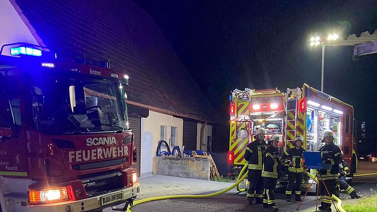 Schwarzenbruck: Großer Feuerwehreinsatz in Lindelburg - Feuer-Inferno im Nürnberger Land