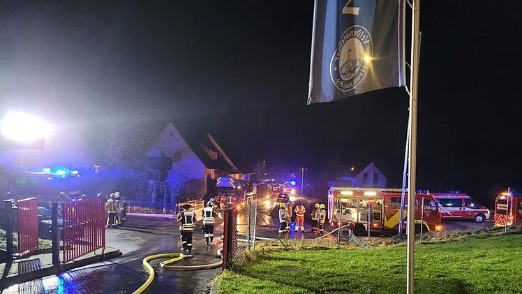 Weilersbach: Feuerwehr wird zu Flammeninferno an Sportplatz gerufen - "durch Hitze bereits geplatzt"