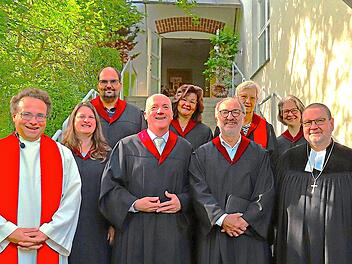 Unser Bild zeigt (von links): Pfarrer Martin Hild, Pr&auml;dikantin Karin Hild, Lektor Guido D&uuml;nisch, Pr&auml;dikant Paul D&uuml;nisch, Pr&auml;dikantin Daniela D&uuml;nisch-Elzer, Lektor Martin Fischer, Pr&auml;dikantin B&auml;rbel B&uuml;rner, Lektorin Christa Straub und Dekan Karl-Uw...