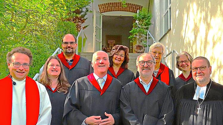 Unser Bild zeigt (von links): Pfarrer Martin Hild, Pr&auml;dikantin Karin Hild, Lektor Guido D&uuml;nisch, Pr&auml;dikant Paul D&uuml;nisch, Pr&auml;dikantin Daniela D&uuml;nisch-Elzer, Lektor Martin Fischer, Pr&auml;dikantin B&auml;rbel B&uuml;rner, Lektorin Christa Straub und Dekan Karl-Uw...