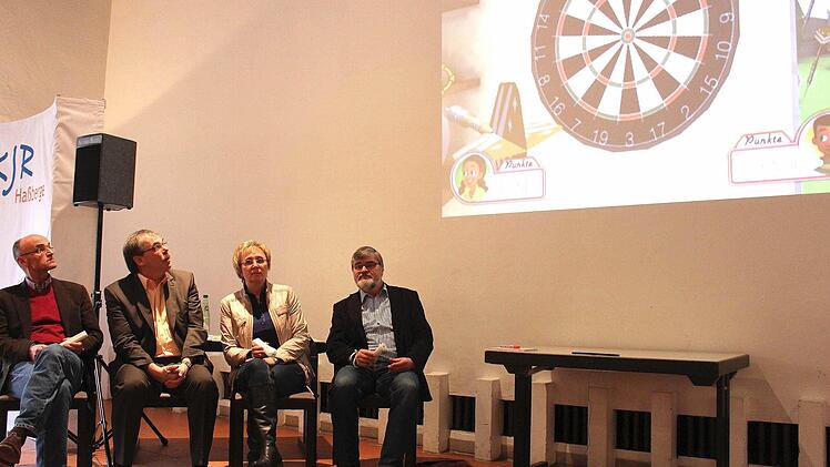 Jetzt geht's los: die vier Landratskandidaten (von links) Wilhelm Schneider, Bernhard Ruß, Birgit Bayer und Klemens Albert (es fehlten Rita Stäblein und Sabine Schmidt) beim "Dart-Turnier." Treffsicherheit war gefragt beim Spiel - und bei den Antworten.  Fotos: Ronald Rinklef/Ralf Naumann (1)