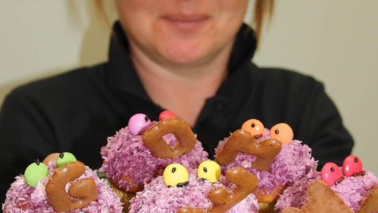 Alexandra Haring vom Dachcafe im Mehrgenerationenhaus präsentiert gebackene LiLaLesemonster.