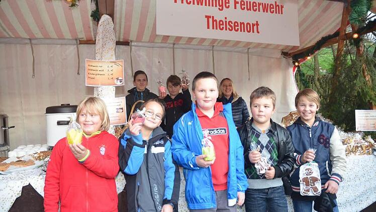 Sie hatten großen Spaß bei der Präsentation und dem Verkauf der unter Leitung der Mütter selbst hergestellten Pralinen und Lebkuchenmänner. Von links vorne: Nico Buckreus, Julian Stengel, Max Eckert, Philipp Petuchov, Tobias Buckreus, hinten von links Dominik Bartsch, Jakub Jelinek sowie Betreuerin Marina Buckreus.  Foto: Karl-Heinz Hofmann