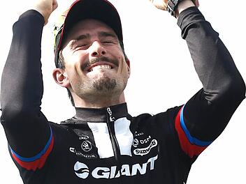John Degenkolb bei der Siegerehrung des Frühjahrs-Klassikers Paris - Roubaix. Foto: Etienne Laurent/dpa