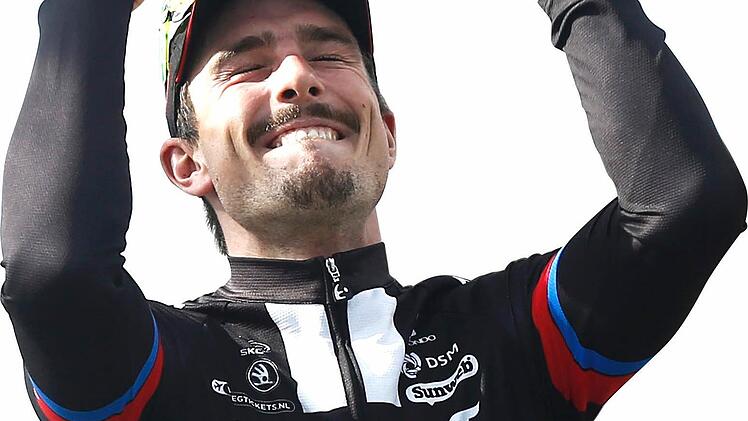 John Degenkolb bei der Siegerehrung des Frühjahrs-Klassikers Paris - Roubaix. Foto: Etienne Laurent/dpa