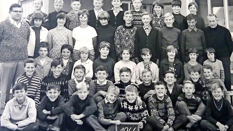 Schulleiter Hubert Wolff (links) auf einem Klassenfoto aus dem Jahr 1966, rechts steht Pfarrer Götz.  Foto: privat
