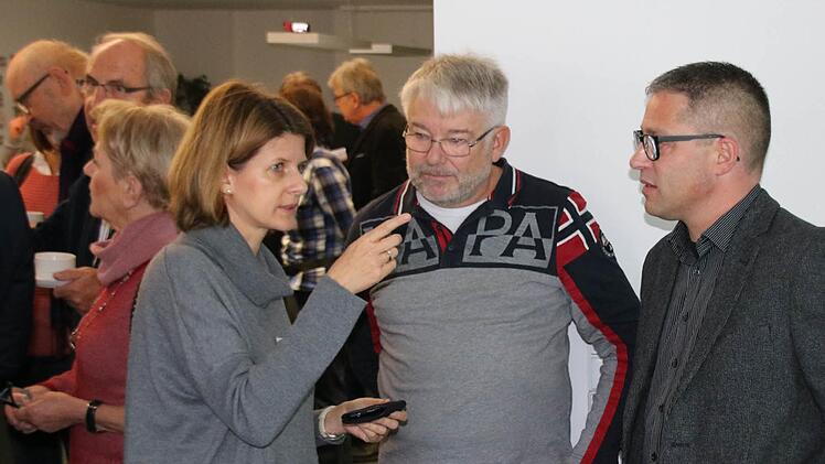 Redakteurin Heike Paulus (von links) diskutiert mit dem Fotografen Harald Beyer und Steffen Höffler von der Pressestelle des Landratsamtes. Foto: Ralf Ruppert