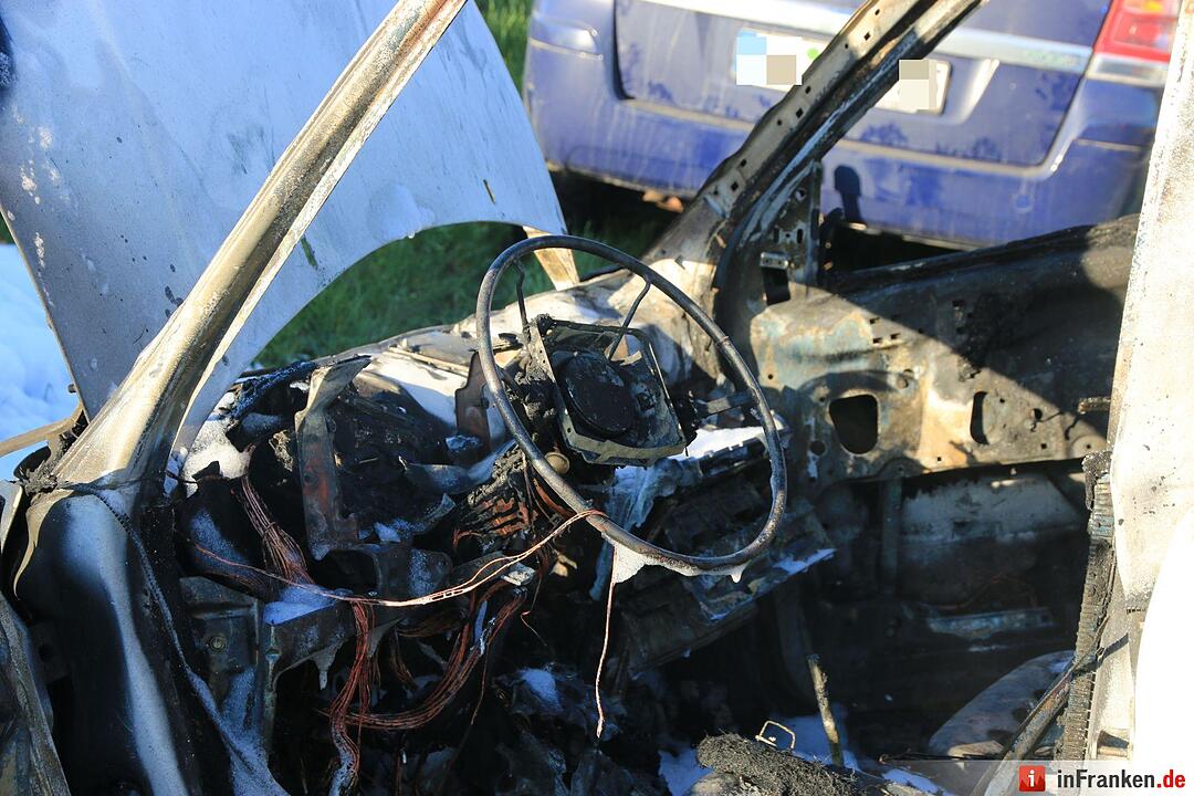 Schwerer Zusammenstoß auf B4 bei Kaltenbrunn - Pkw brennt aus