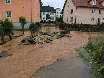 &Uuml;berflutete Stra&szlig;e im Kreis Bamberg Foto: News5/ Ferdinand Merzbach