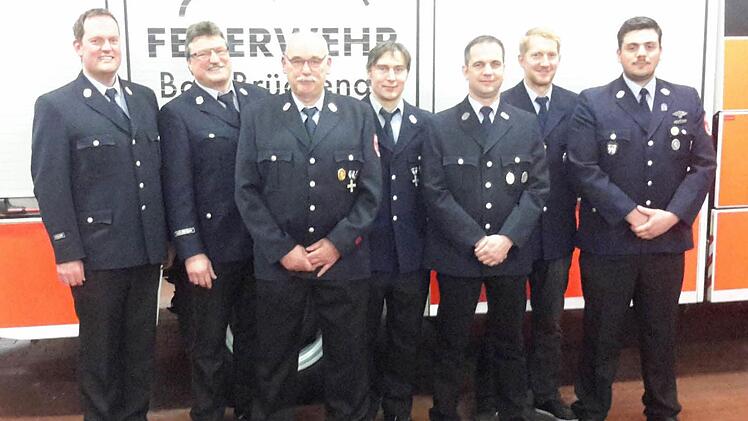 Dienstaltersabzeichen überreichte Kommandant Michael Krug (links) an langjährige aktive Brandschützer. Bereits seit 40 Jahren sind Gerhard Knüttel (2. von links) und Hubert Breitenbach (3. von links) bei den Einsätzen der Bad Brückenauer Feuerwehr vor Ort. Foto: Rolf Pralle