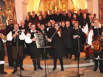 Das "Ansambel Zupan" musizierte mit dem Projektchor unter Leitung von Dominik Ignatzek.  Foto: Johanna Blum
