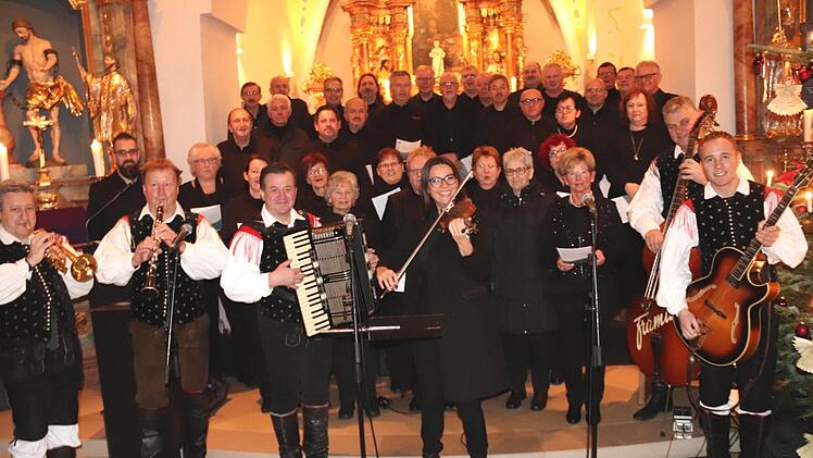 Das "Ansambel Zupan" musizierte mit dem Projektchor unter Leitung von Dominik Ignatzek.  Foto: Johanna Blum
